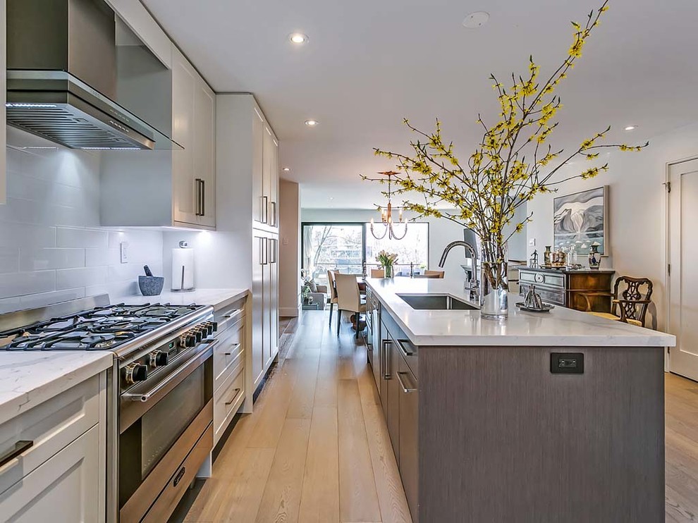 Transitional kitchen photo in Toronto
