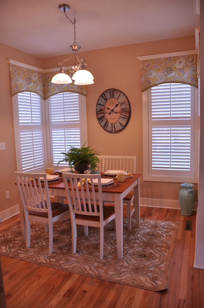 This is an example of a traditional dining room in Burlington.