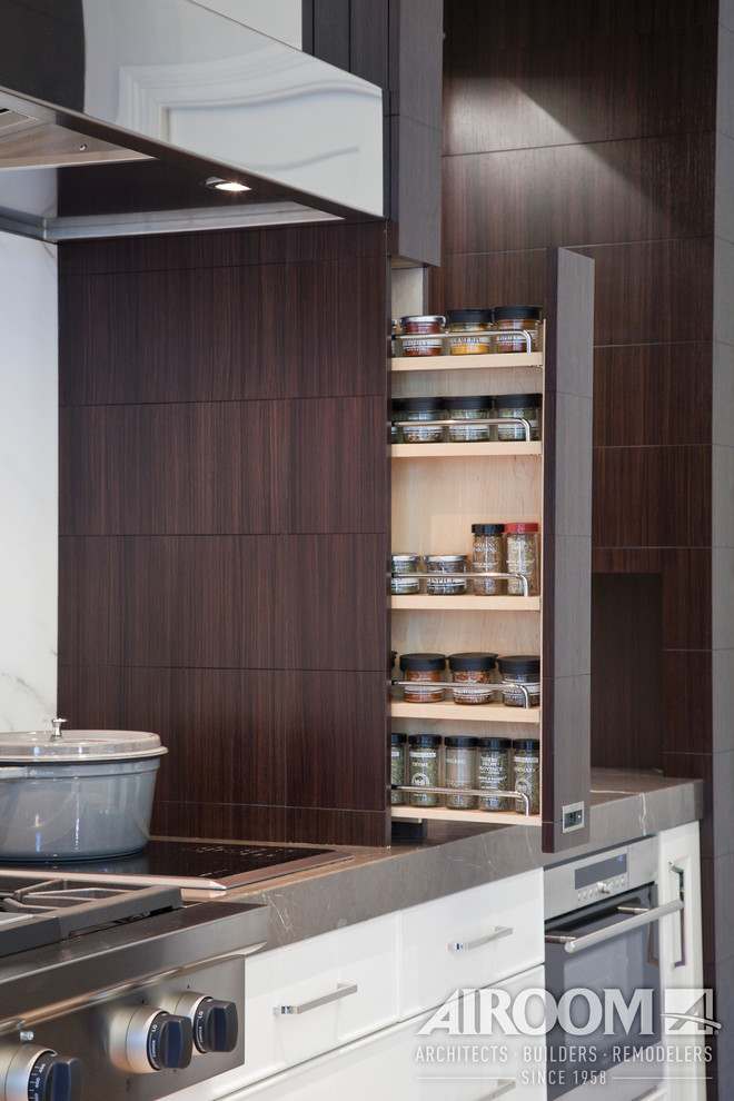 Example of a minimalist kitchen design in Chicago