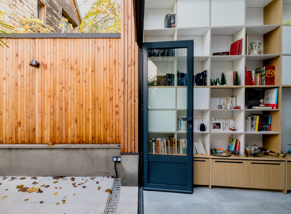 Cette image montre une petite salle de séjour design avec sol en béton ciré et un sol gris.