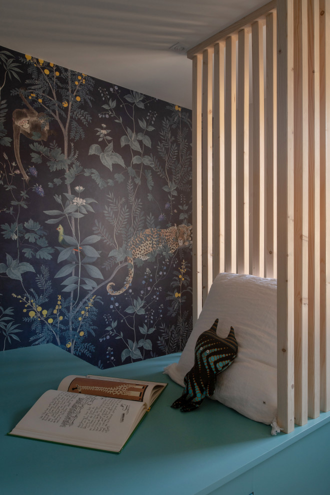 Стильный дизайн: маленькая спальня в белых тонах с отделкой деревом на антресоли с синими стенами, деревянным полом, белым полом, потолком из вагонки и обоями на стенах для на участке и в саду - последний тренд