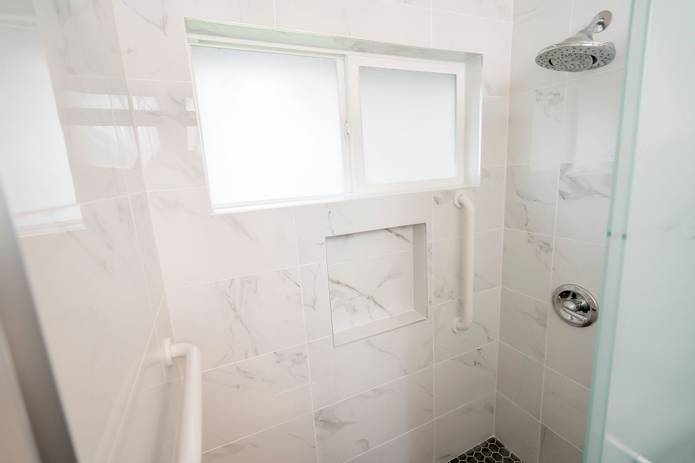 Aménagement d'une petite salle d'eau moderne avec une baignoire posée, une douche double, un carrelage blanc, du carrelage en marbre, un mur blanc, une cabine de douche à porte battante et meuble simple vasque.