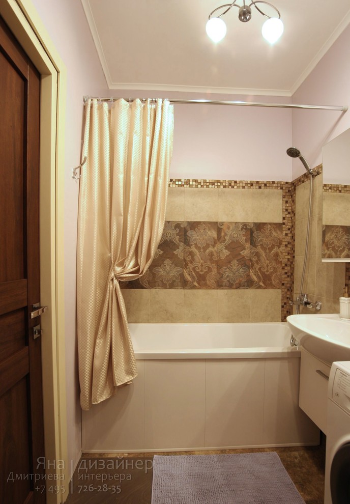 Идея дизайна: главная ванная комната среднего размера в современном стиле с плоскими фасадами, белыми фасадами, полновстраиваемой ванной, унитазом-моноблоком, коричневой плиткой, керамогранитной плиткой, фиолетовыми стенами, полом из керамогранита и подвесной раковиной