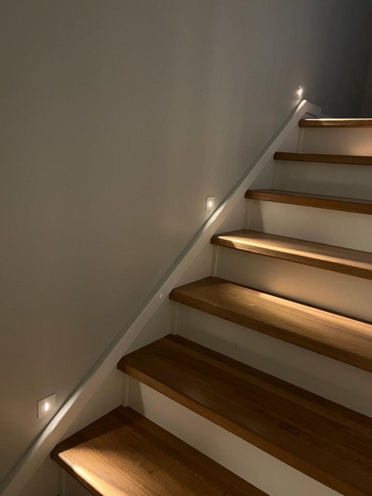 Пример оригинального дизайна: п-образная деревянная лестница среднего размера в современном стиле с деревянными ступенями и деревянными перилами