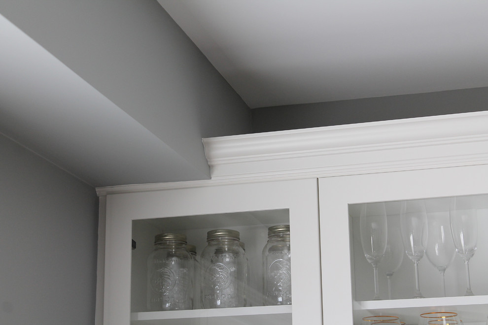 Transitional kitchen photo in Toronto