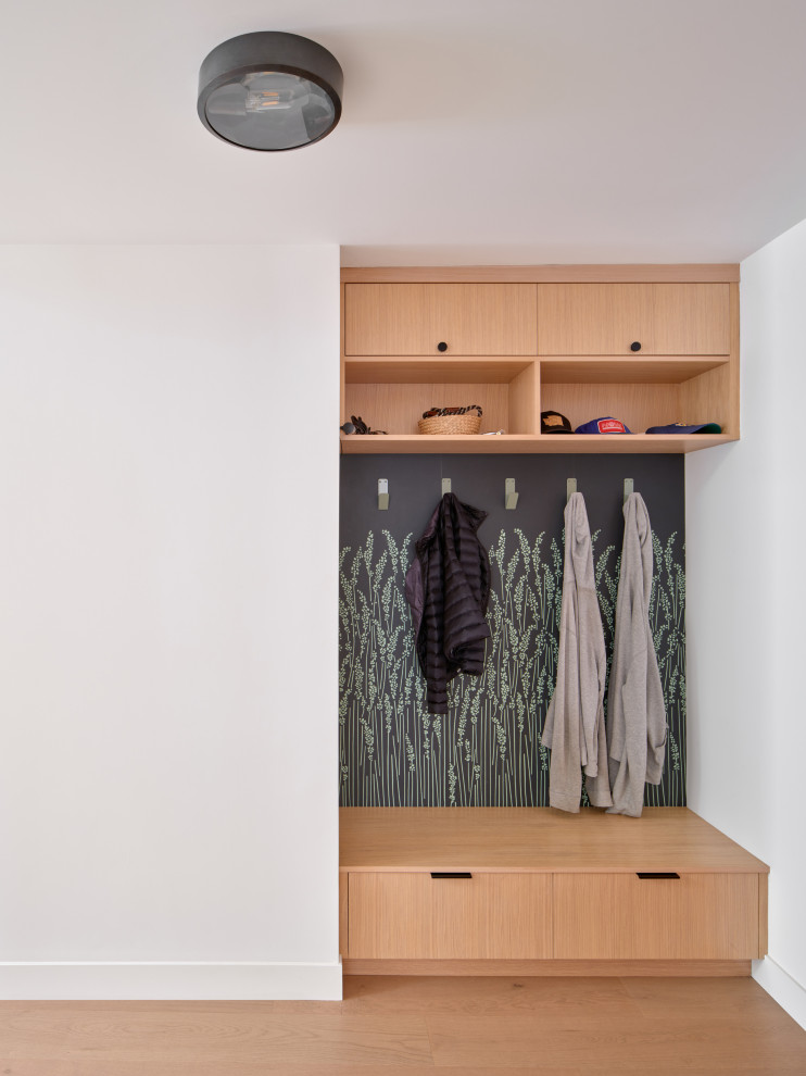 Foto de distribuidor minimalista de tamaño medio con suelo de madera en tonos medios, puerta simple, suelo marrón, papel pintado y puerta de madera en tonos medios
