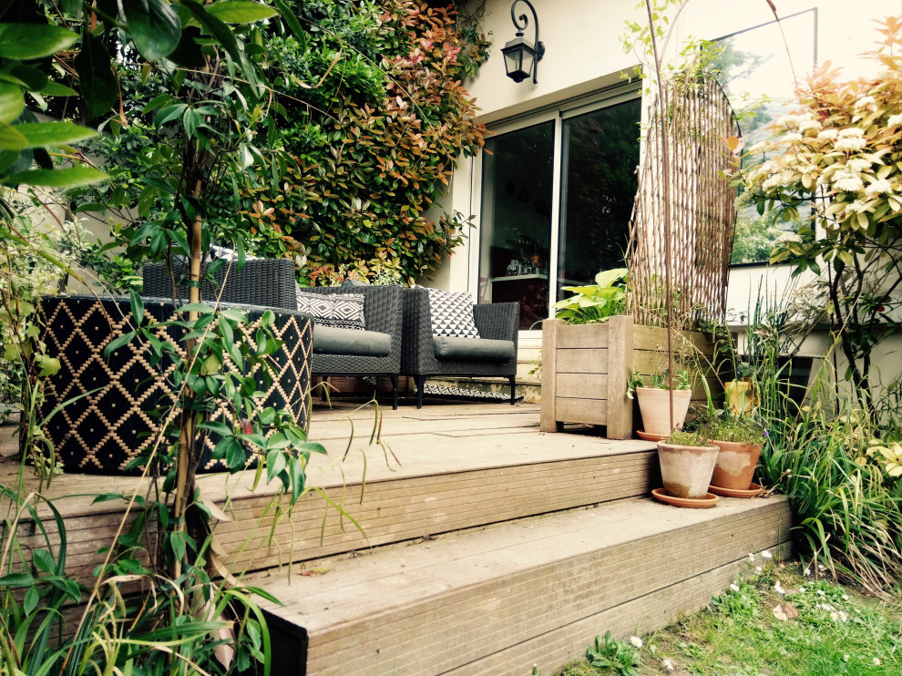 Kleiner, Halbschattiger Retro Garten im Innenhof im Frühling mit Kübelpflanzen in Paris