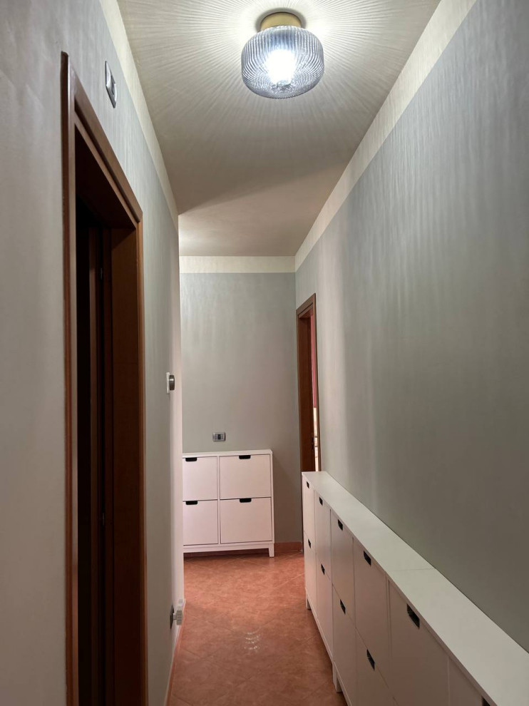 Diseño de recibidores y pasillos nórdicos de tamaño medio con suelo de baldosas de porcelana