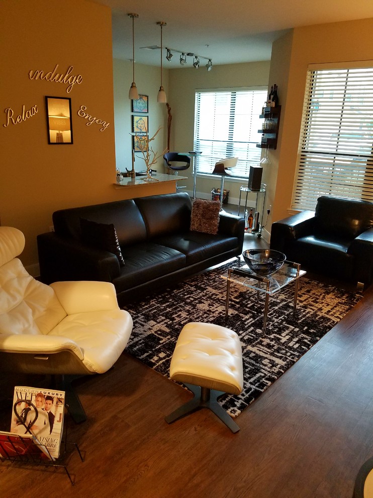 Photo of an eclectic living room in Houston with beige walls.