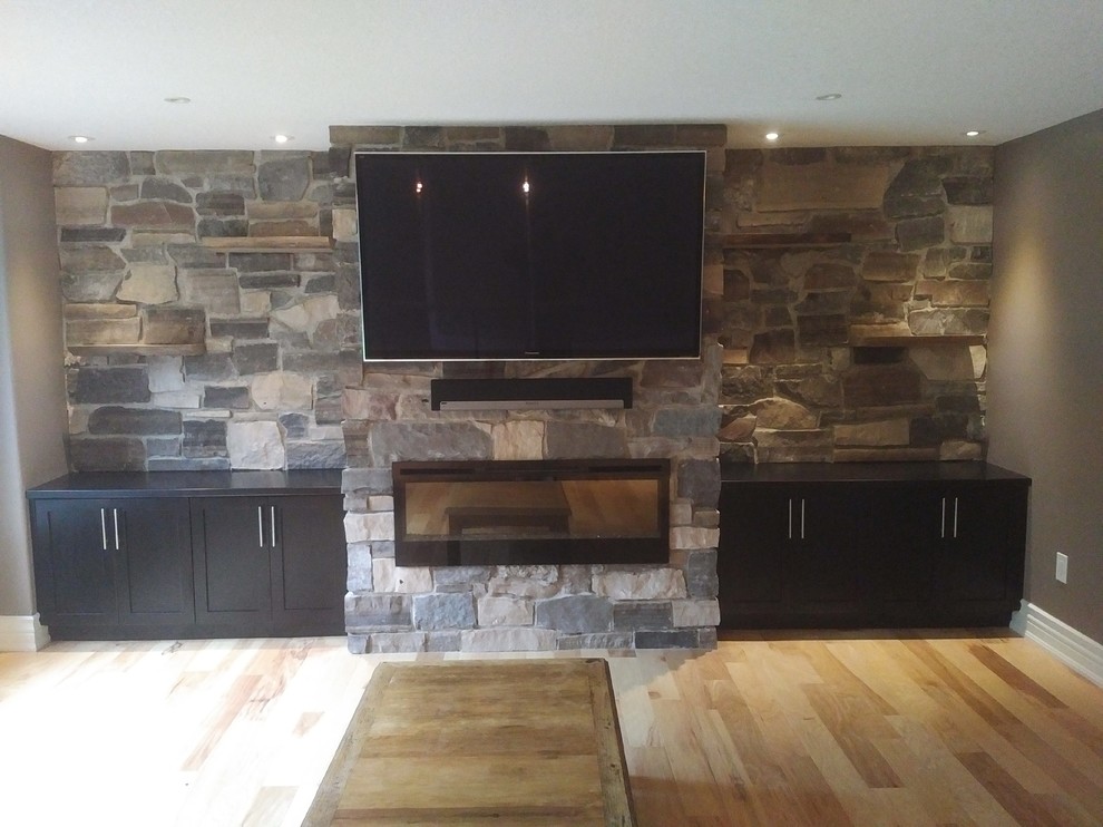 Inspiration for a rustic home design remodel in Toronto