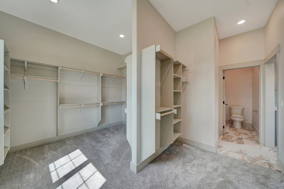 Example of a transitional closet design in Omaha