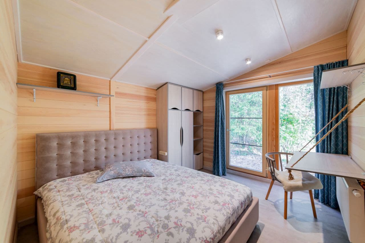 Мебель для спальни с подвесным столиком в загородный дом