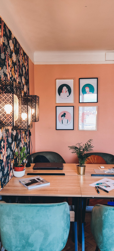 Kleines Modernes Arbeitszimmer mit Arbeitsplatz, beiger Wandfarbe, Linoleum, braunem Boden und Tapetenwänden in Lyon