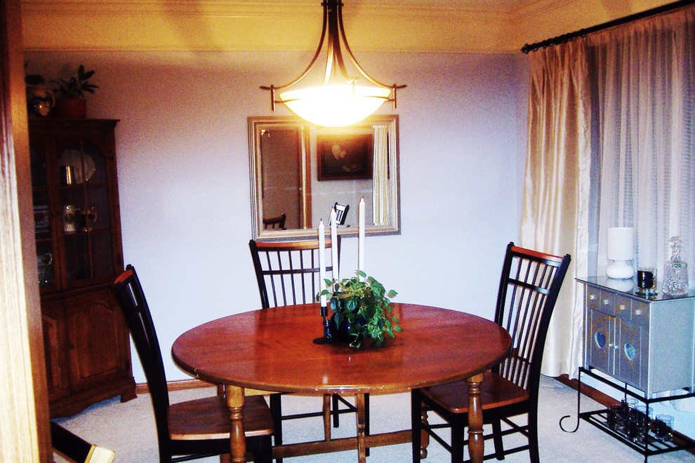 Small transitional carpeted home design photo with blue walls