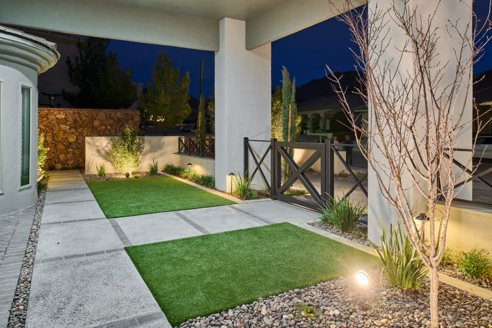 Idee per un giardino xeriscape contemporaneo in cortile con cancello, pavimentazioni in mattoni e recinzione in pietra