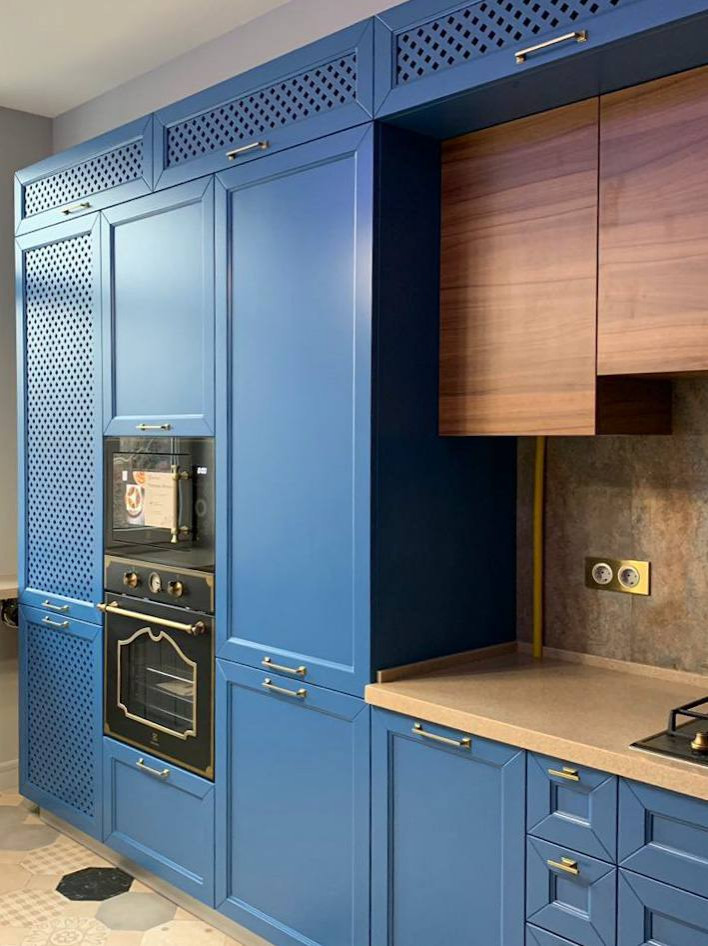 Средиземноморская кухня. Сочетание благородного синего и шпона Орех Американский