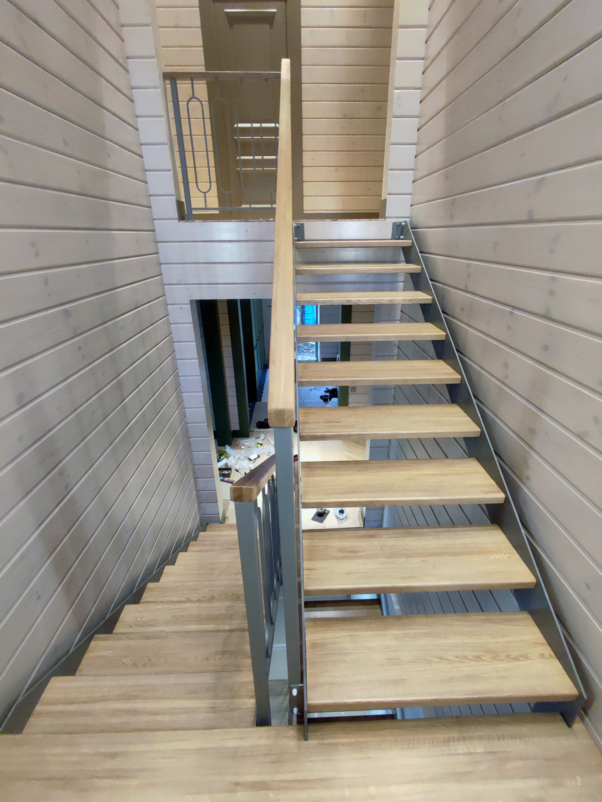 Лестница открытого типа с дубовыми ступенями