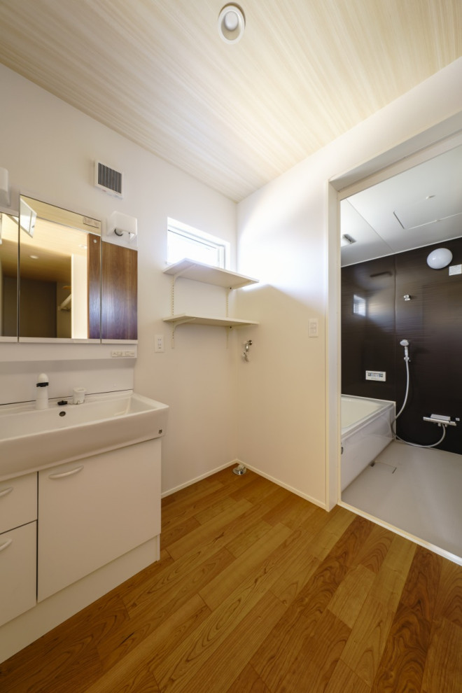 Aménagement d'une salle de bain moderne de taille moyenne avec parquet clair, un sol marron, un plafond en papier peint et du papier peint.