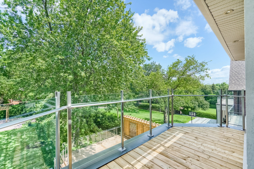 Example of a transitional home design design in Toronto