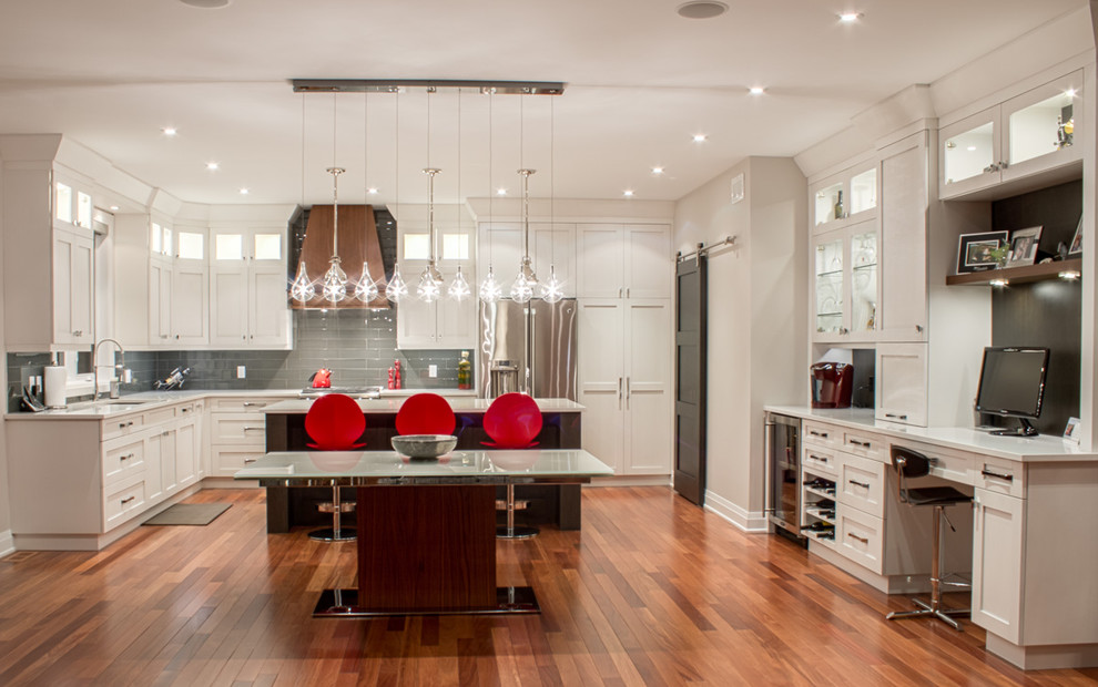 Transitional kitchen photo in Montreal