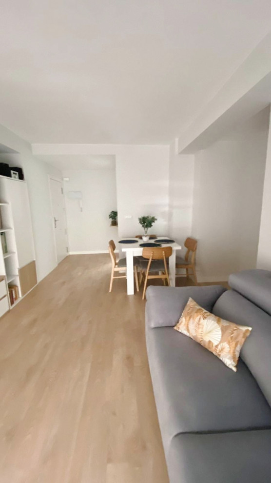 Стильный дизайн: гостиная комната в белых тонах с отделкой деревом в стиле неоклассика (современная классика) с серыми стенами, полом из ламината и красивыми шторами - последний тренд