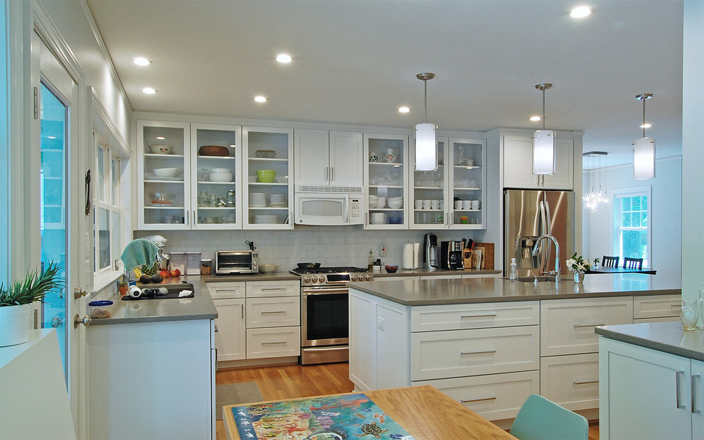 Kitchen - transitional kitchen idea in Raleigh