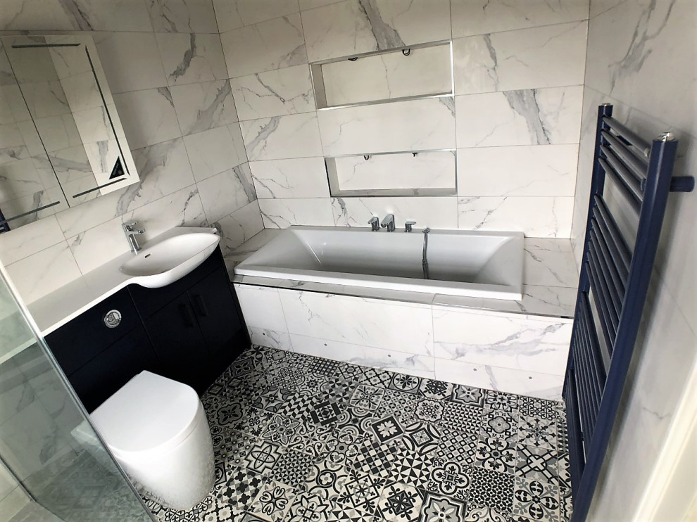 Идея дизайна: главная ванная комната среднего размера в стиле модернизм с плоскими фасадами, синими фасадами, накладной ванной, открытым душем, унитазом-моноблоком, керамогранитной плиткой, полом из керамогранита, накладной раковиной, разноцветным полом, открытым душем, тумбой под одну раковину и напольной тумбой