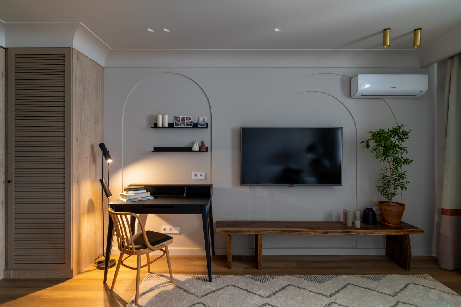 Солнце, арки и осиное гнездо в гостиной