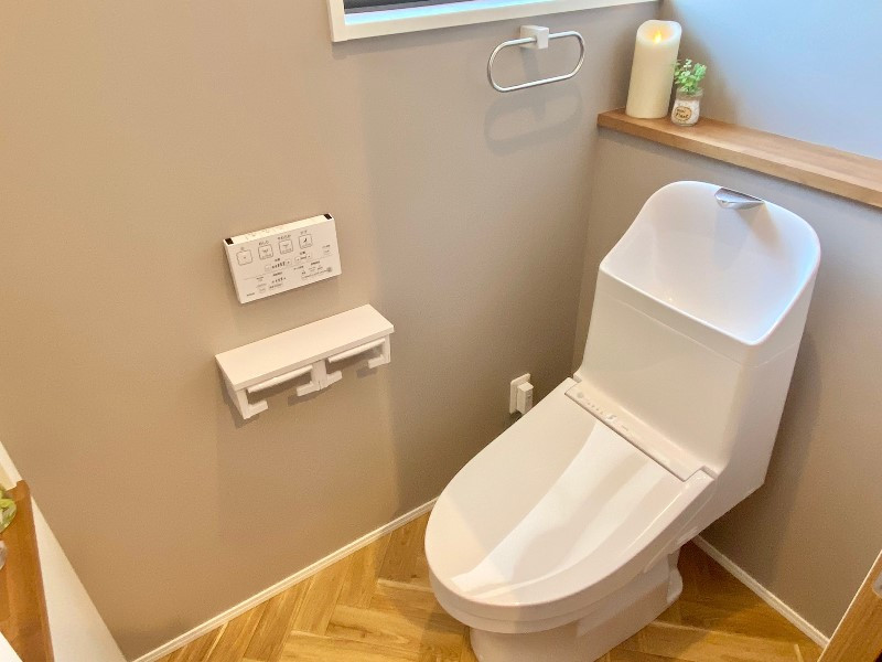 Idéer för att renovera ett toalett, med beige väggar och brunt golv