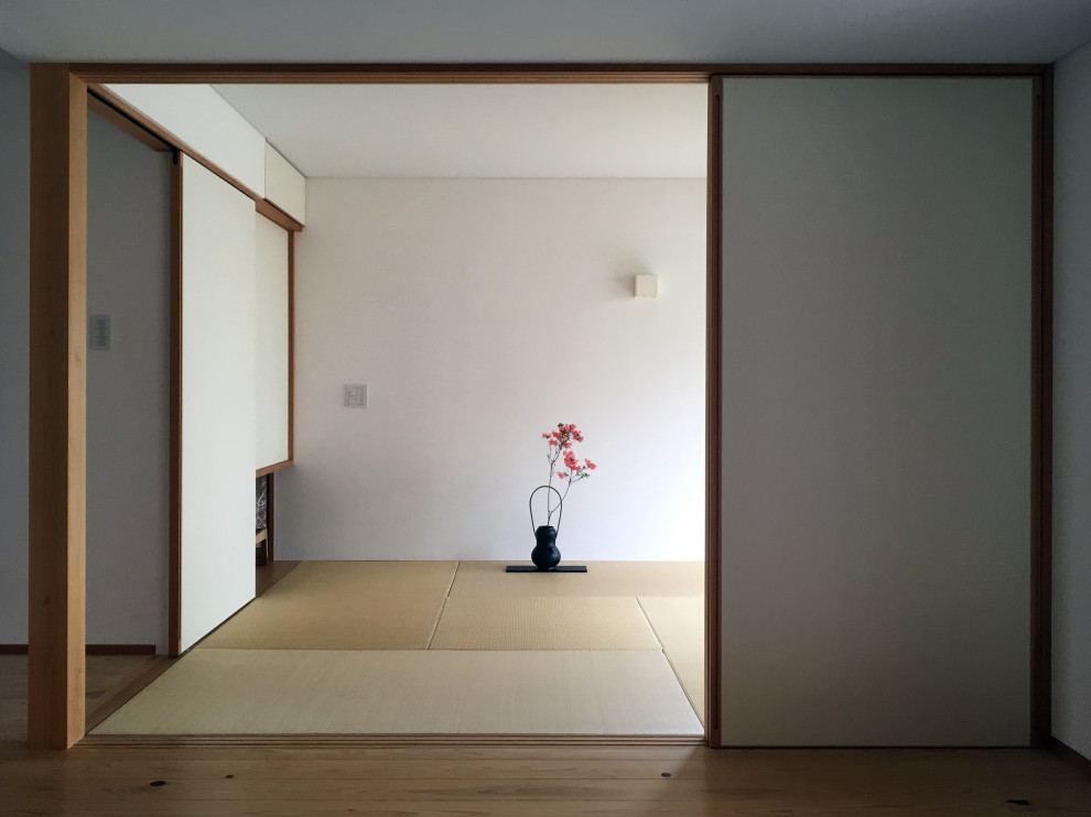 Small modern formal enclosed living room in Other with white walls, tatami floors, no tv, white floor and no fireplace.