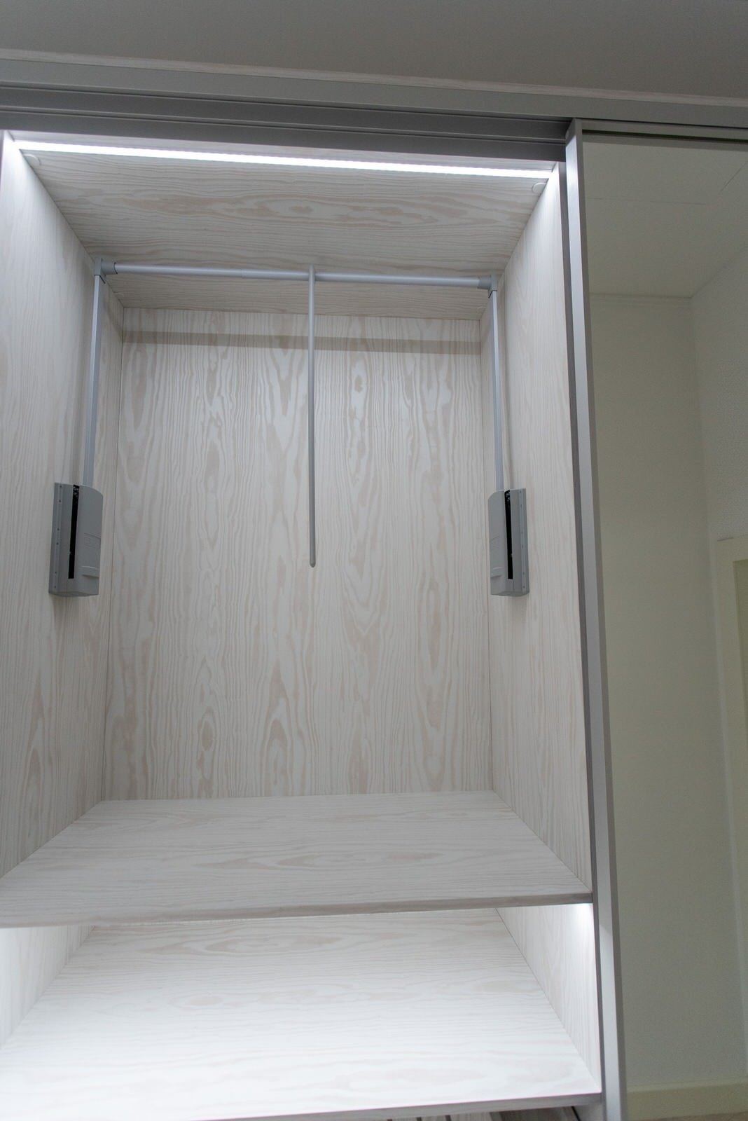 Гардеробная raumplus с LED-подсветкой, брючницами и пантографами