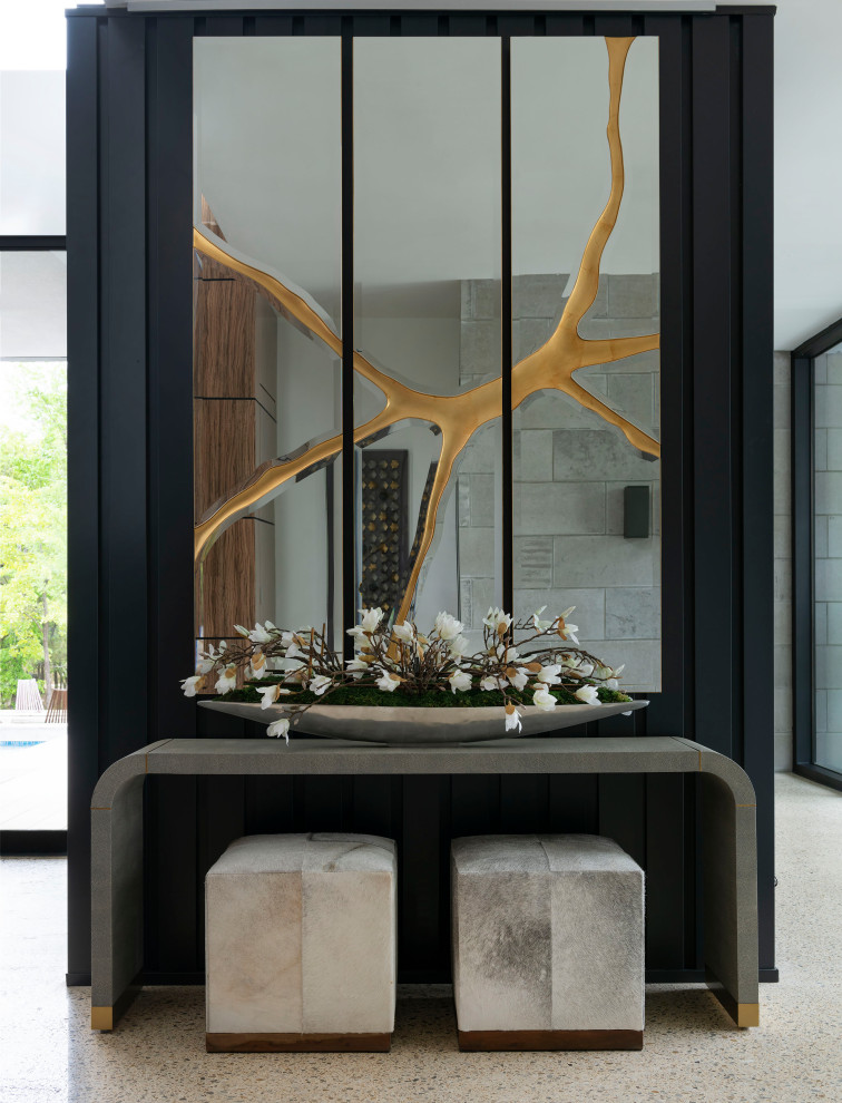 Идея дизайна: большое фойе в стиле неоклассика (современная классика) с белыми стенами, полом из терраццо, поворотной входной дверью, металлической входной дверью и разноцветным полом