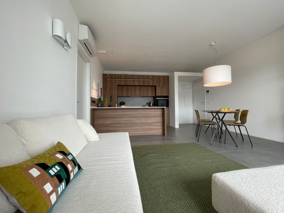Mittelgroßes Modernes Wohnzimmer mit weißer Wandfarbe, Multimediawand und grauem Boden in Sonstige