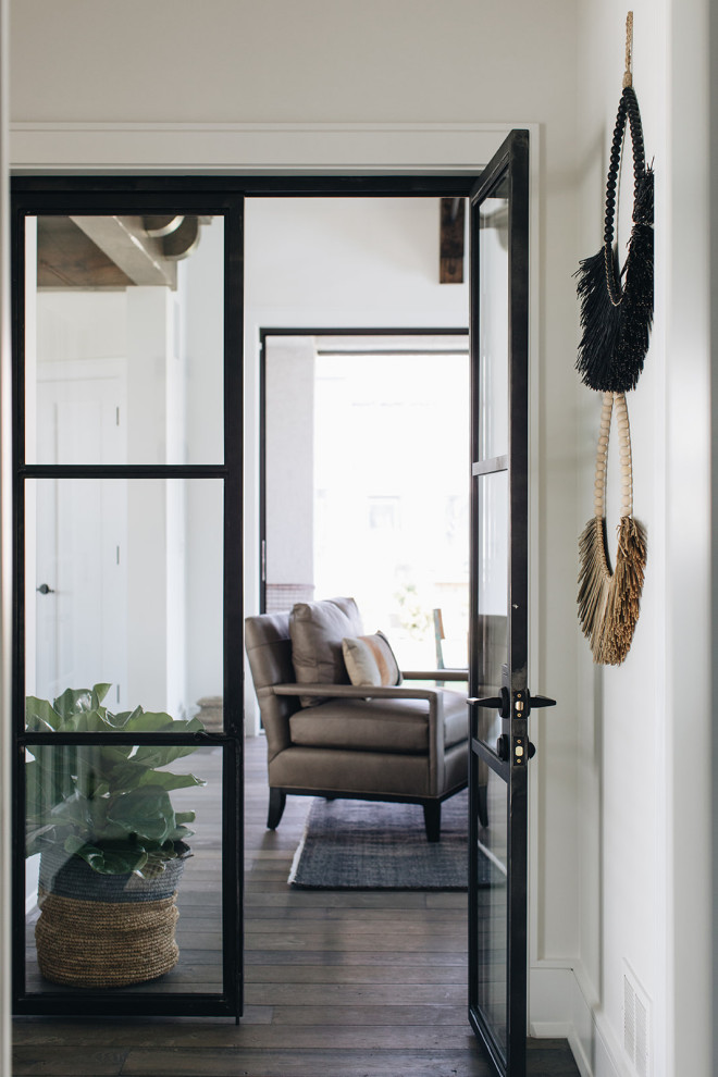 Idee per un soggiorno minimalista di medie dimensioni con pareti bianche, parquet scuro, pavimento marrone e travi a vista