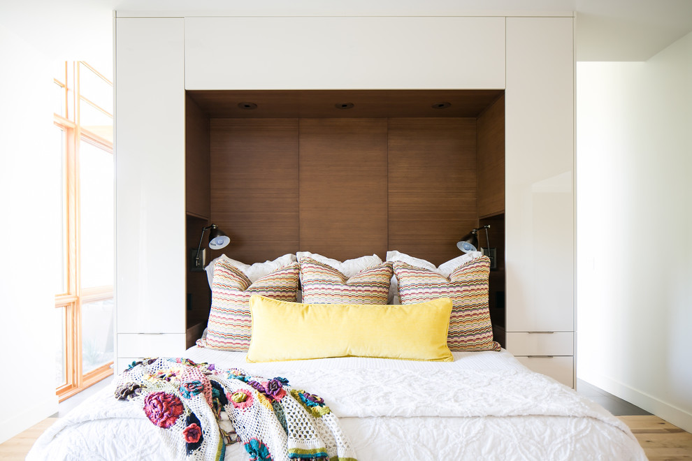 Inspiration for a midcentury master bedroom in Phoenix with white walls, light hardwood floors and beige floor.