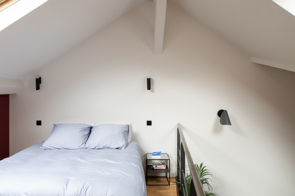 Стильный дизайн: спальня в стиле лофт с белыми стенами, паркетным полом среднего тона, коричневым полом и сводчатым потолком - последний тренд