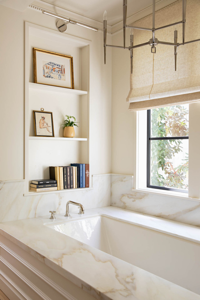 Пример оригинального дизайна: главная ванная комната в морском стиле с полновстраиваемой ванной и панелями на части стены