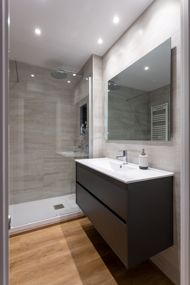 Inspiration för mellanstora moderna en-suite badrum, med släta luckor, svarta skåp, en dusch i en alkov, en vägghängd toalettstol, beige kakel, beige väggar, mellanmörkt trägolv, ett fristående handfat, träbänkskiva och brunt golv