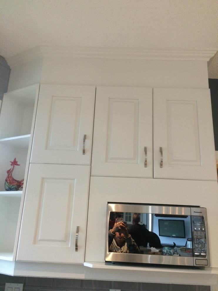 Inspiration for a transitional kitchen remodel in Calgary