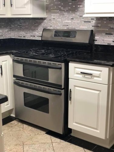 Transitional kitchen photo in Chicago