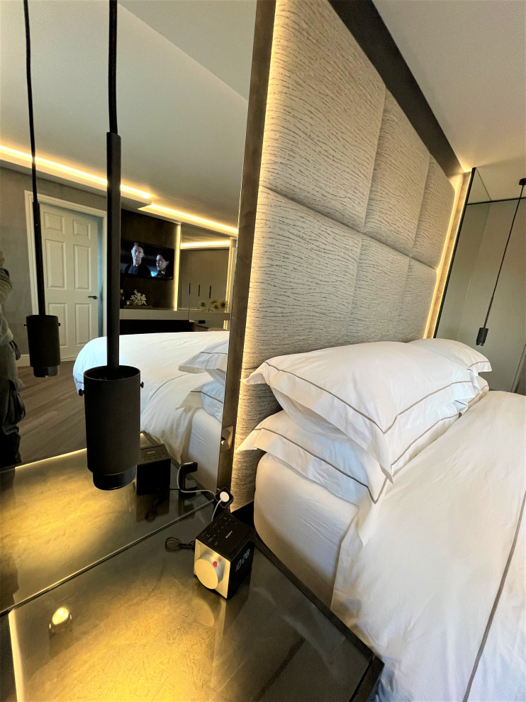 На фото: большая хозяйская спальня в современном стиле с полом из винила, кессонным потолком, обоями на стенах и акцентной стеной с