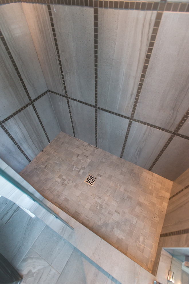 Example of a transitional home design design in Chicago