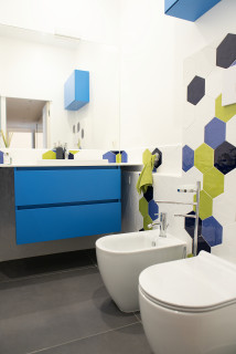 Badezimmer mit blauen Mosaikfliesen, … – Bild kaufen – 711437 ❘ living4media