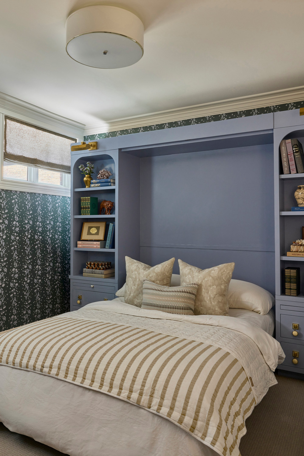 トランジショナルスタイルのおしゃれな寝室 (グレーの床) のインテリア