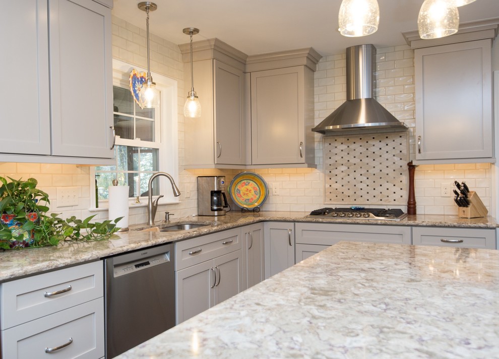 Eat-in kitchen - transitional u-shaped vinyl floor and brown floor eat-in kitchen idea with an undermount sink, shaker cabinets, quartz countertops, subway tile backsplash, stainless steel appliances and an island