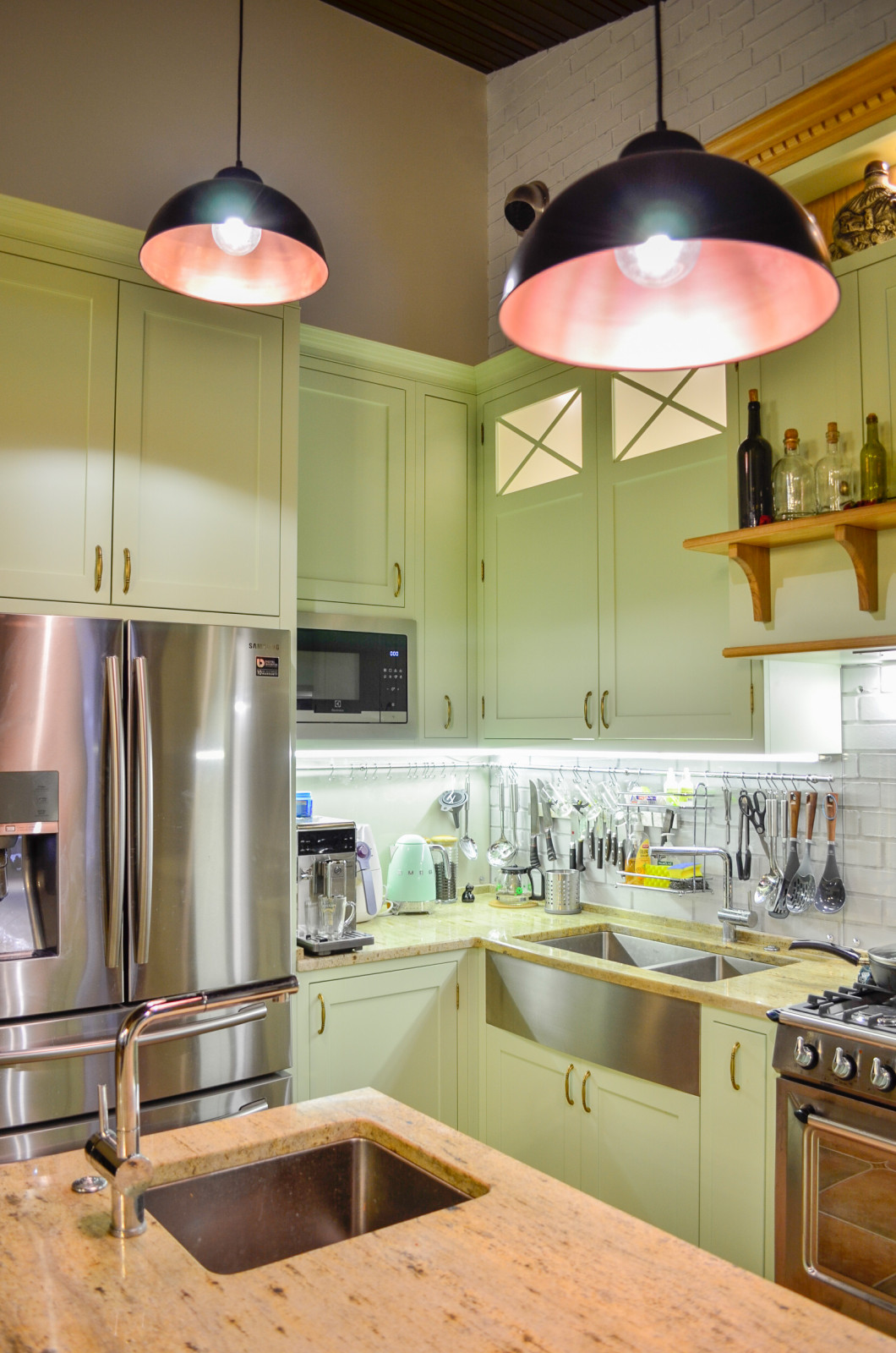 Нежно-зеленая кухня в американском стиле с островом