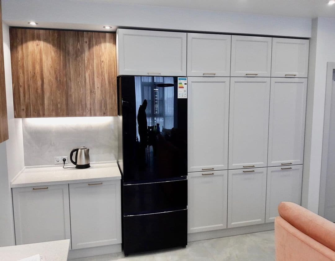 Встроенная кухня в классическом стиле с деревянными фасадами