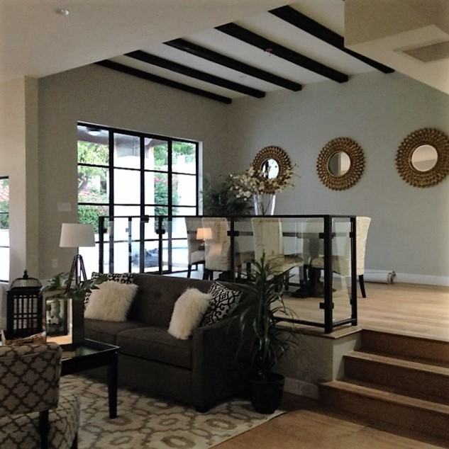 Example of a transitional home design design in Phoenix