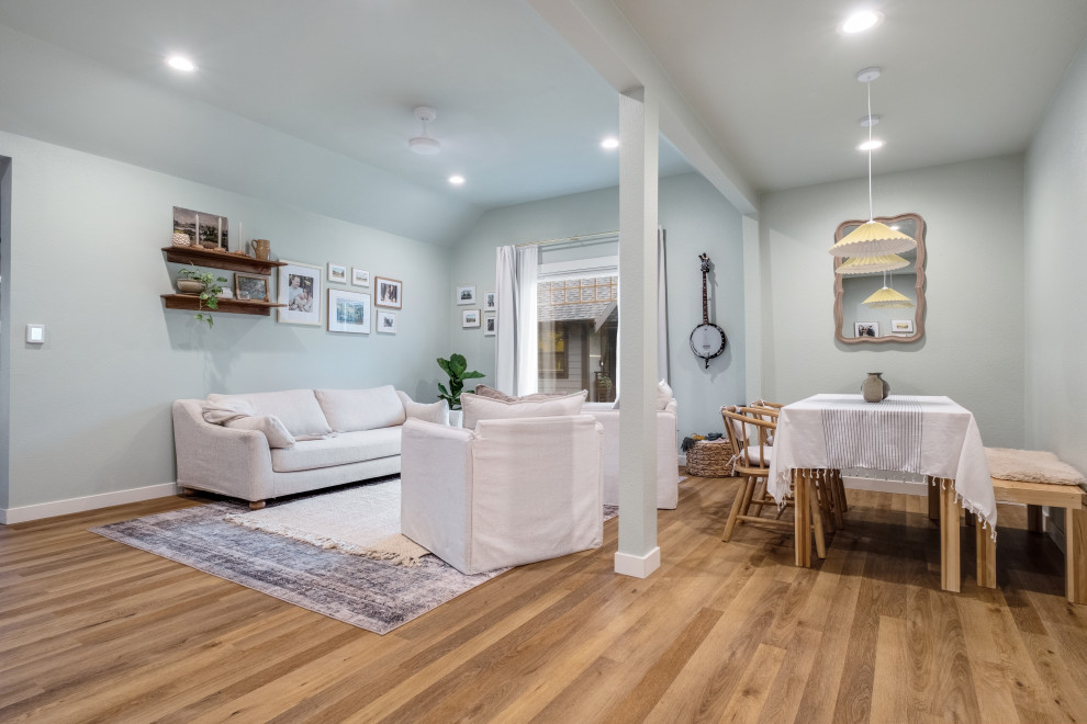 Kleines, Repräsentatives, Offenes Klassisches Wohnzimmer ohne Kamin mit grüner Wandfarbe, Vinylboden, braunem Boden und eingelassener Decke in Seattle