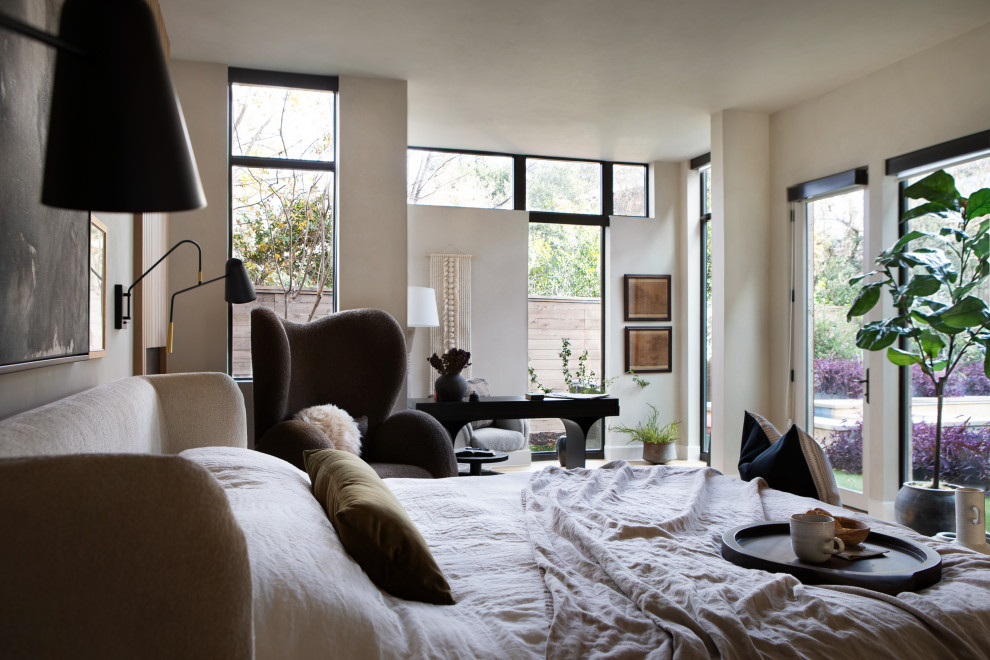 Modernes Hauptschlafzimmer mit beiger Wandfarbe, Eckkamin und Kaminumrandung aus Holz in Dallas